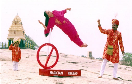 Nagendra Prasad  performing   NO SMOKING at Lalbagh In front  of Vidhana Soudha