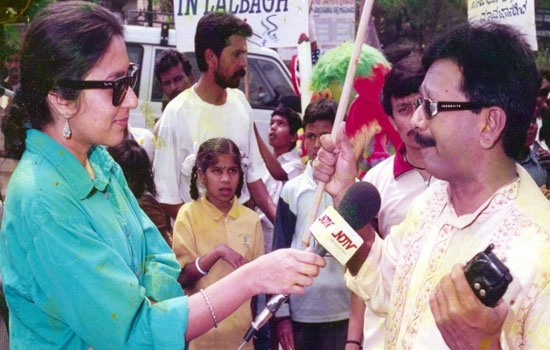 Anti Tabacco awareness campaign against No smoking in Lalbagh  Magician Prasad with ND TV Reporter Mrs. Maya Sharma