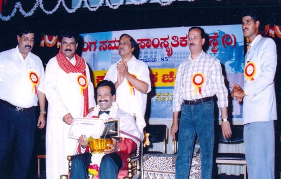 Magician S.P.Nagendra Prasad Receiving SAMAAJA RATHNA AWARD